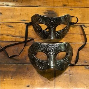 2 matching masquerade masks, Halloween